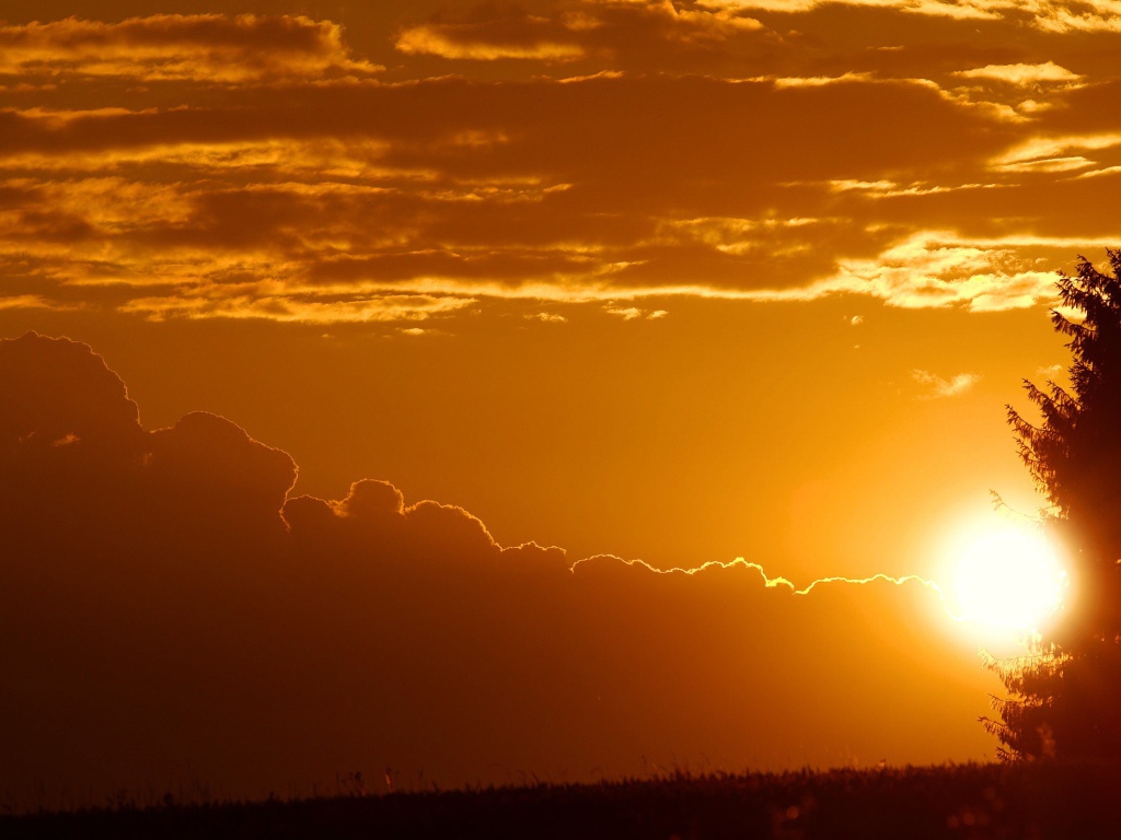 Лучи заходящего солнца