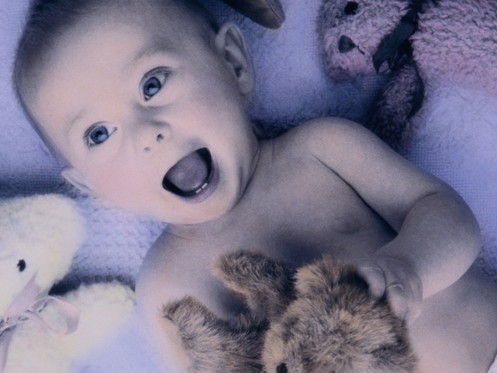 Малыш с игрушкой