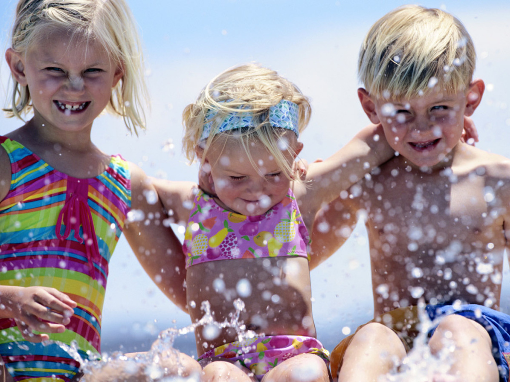 Девочки и мальчик