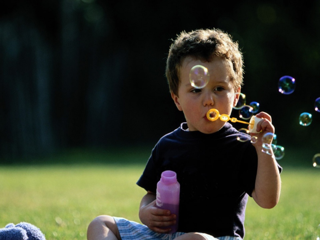 Мальчик и пузыри