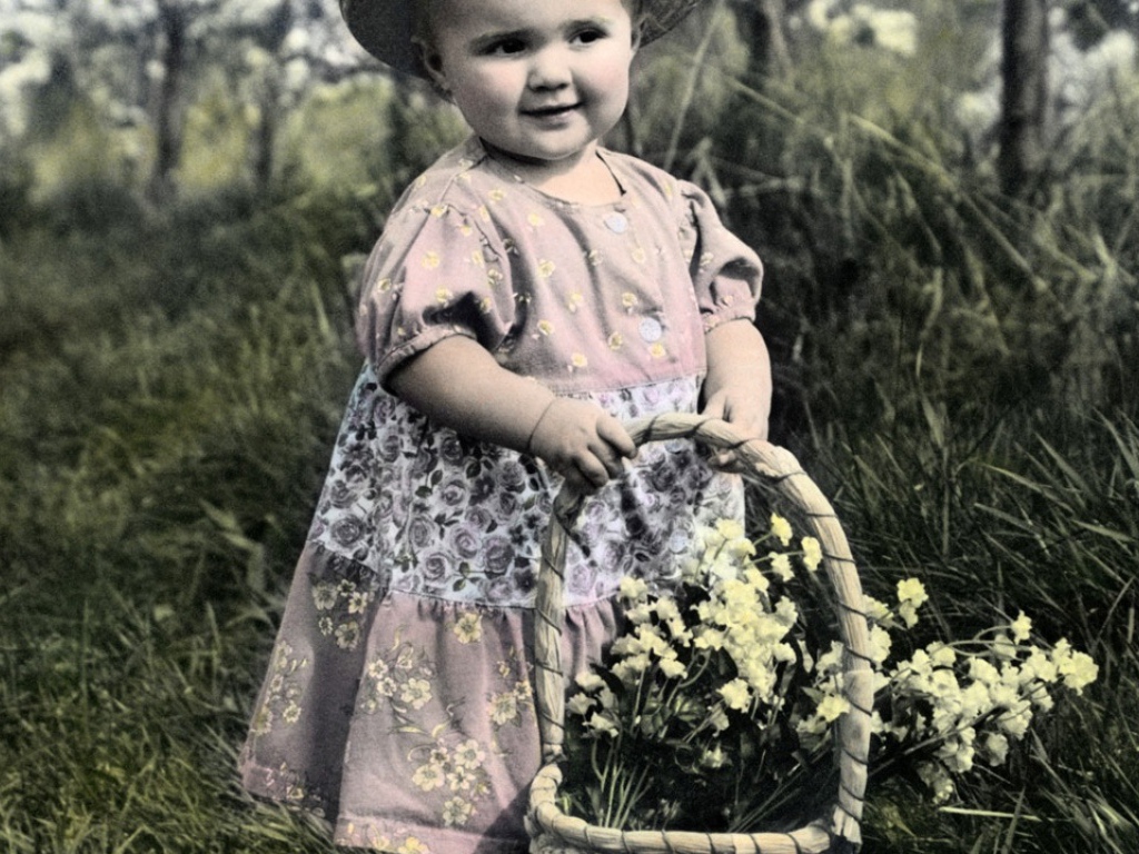 Малышка с цветами