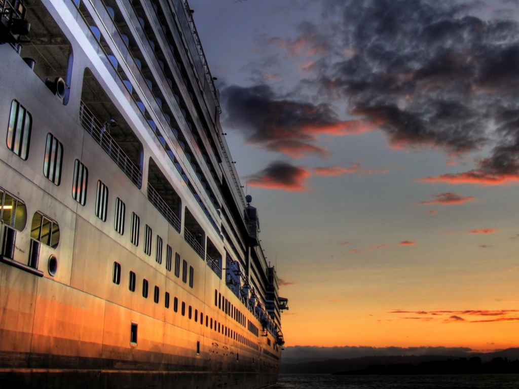 Круизный лайнер на закате