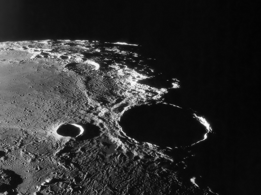 Лунная поверхность