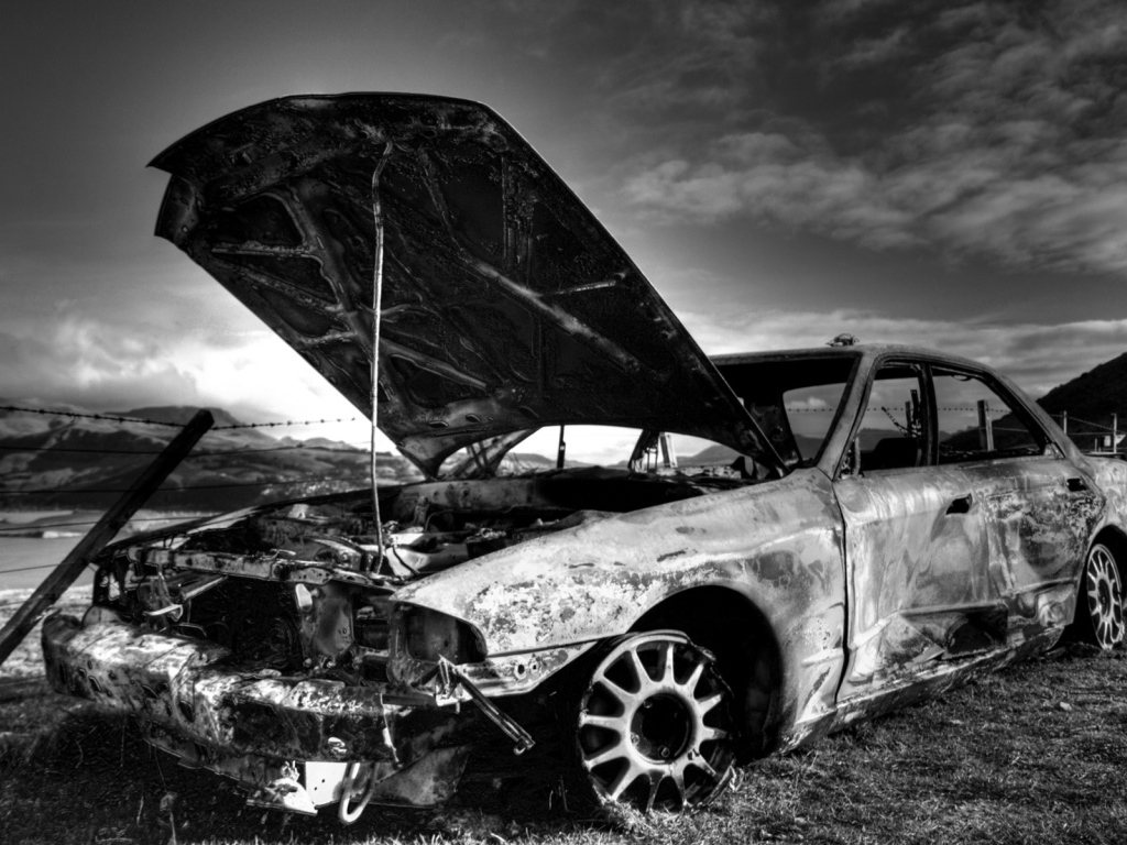 Старая сгоревшая машина