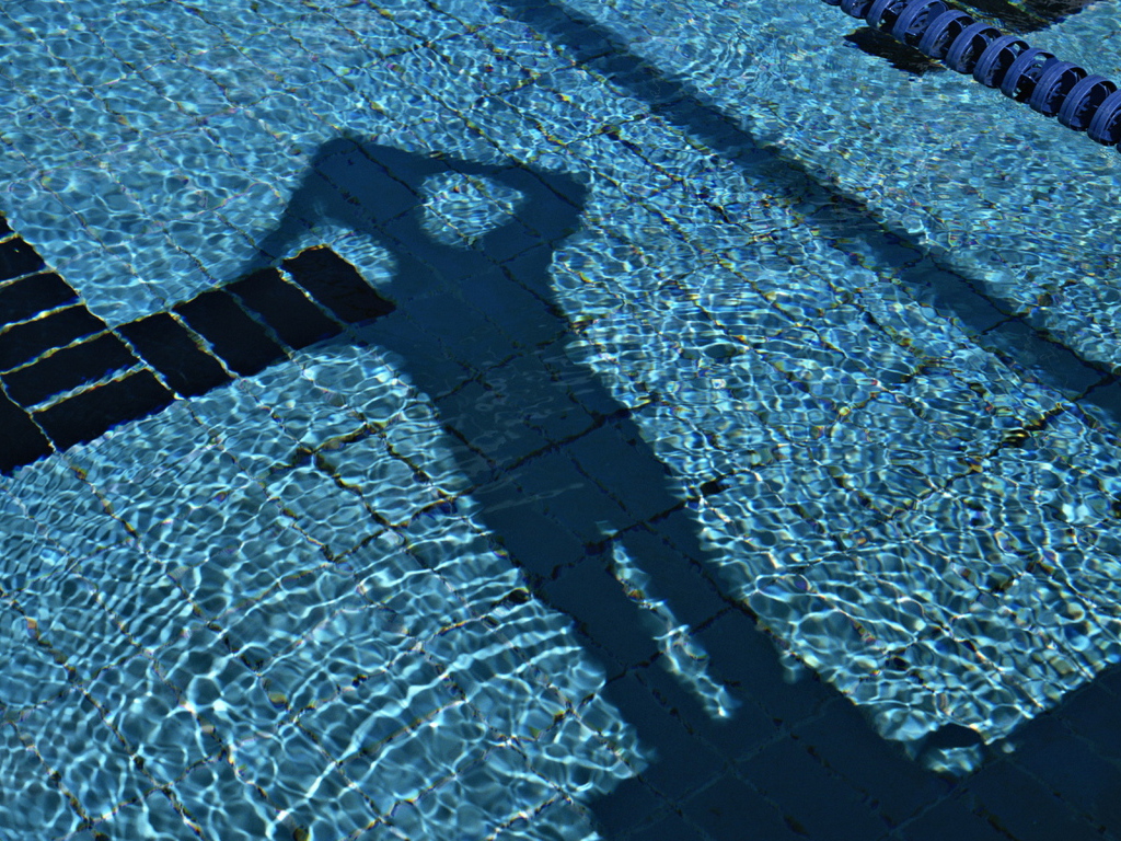 Тень в бассейне