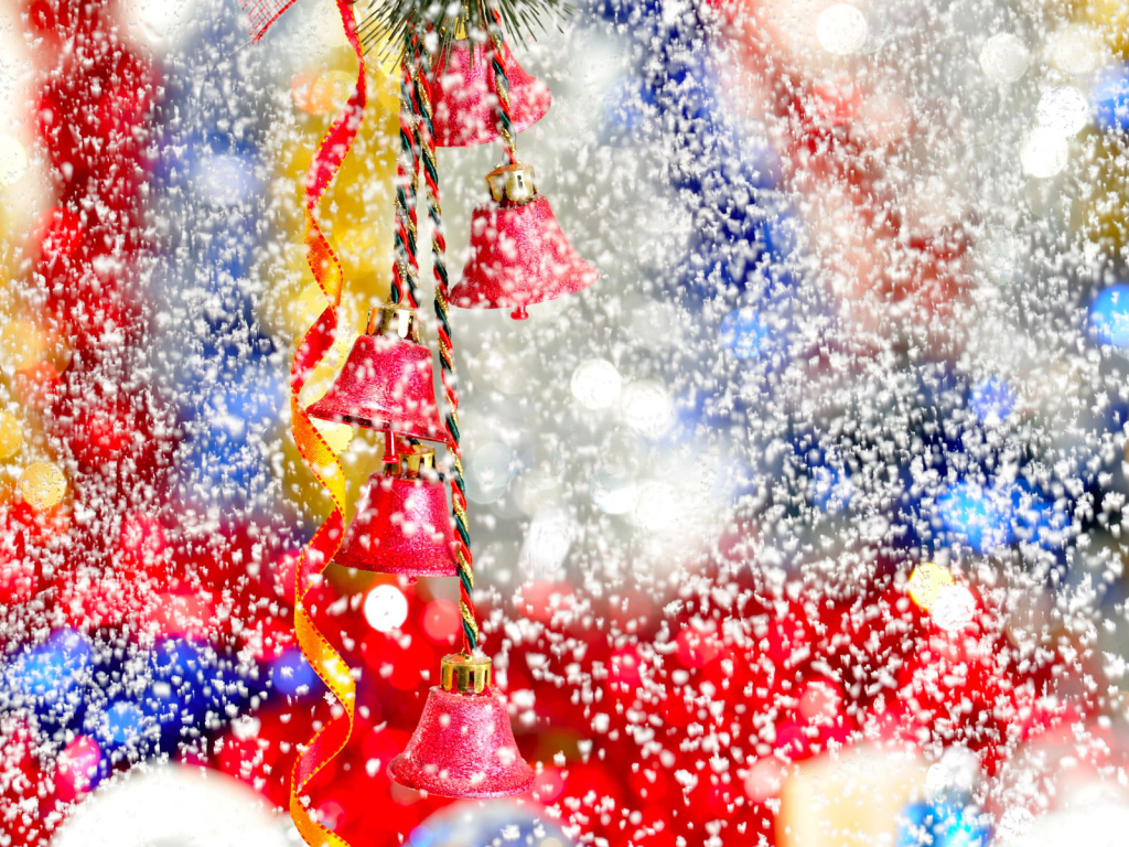 Колокольчики, украшения и снег