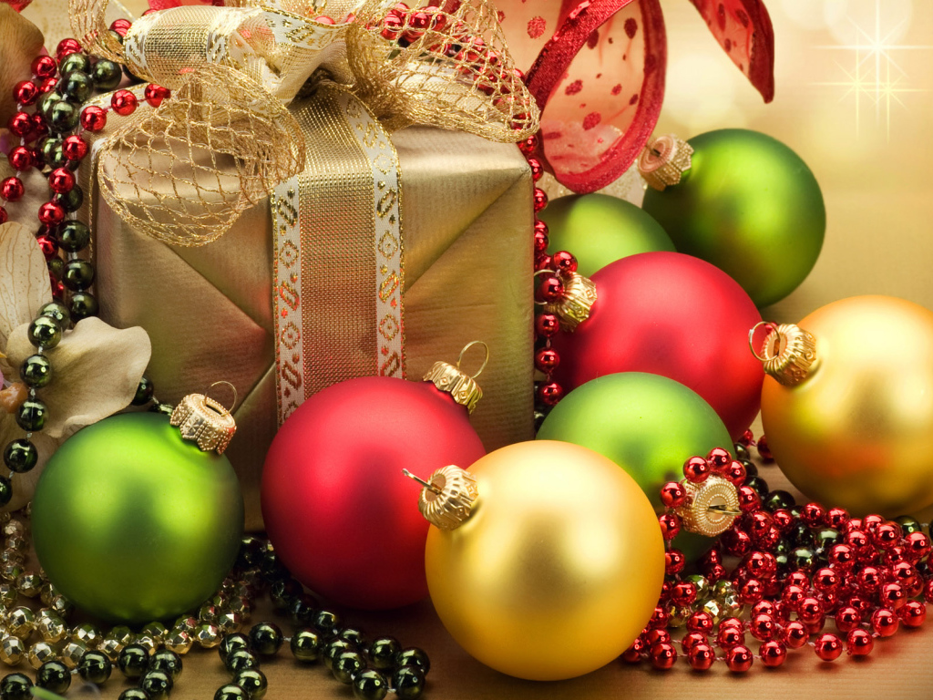 Елочные игрушки и подарки