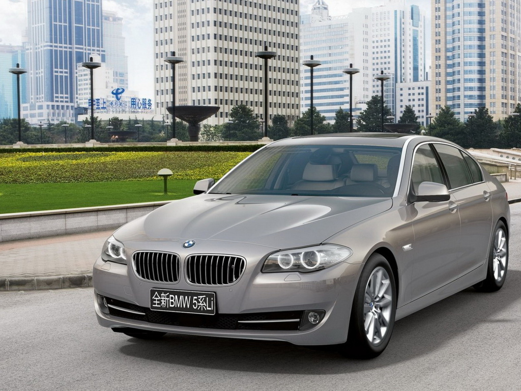 BMW 5 Series Long Wheelbaseа на улицах востока