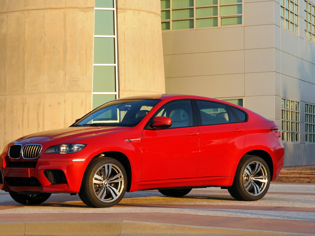 БМВ Х6 возле завода