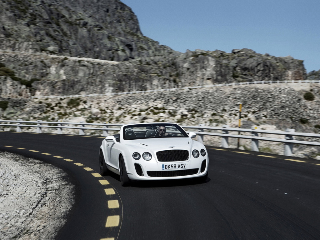 Бентли Континенталь СуперСпорт в движении по горной дороге