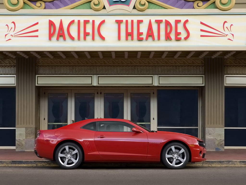 Красный Шевроле Камаро