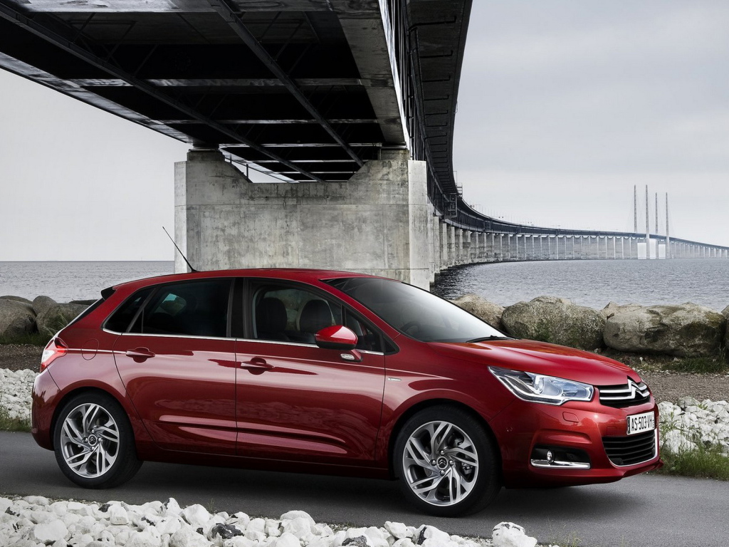 Ситроен С4 под мостом