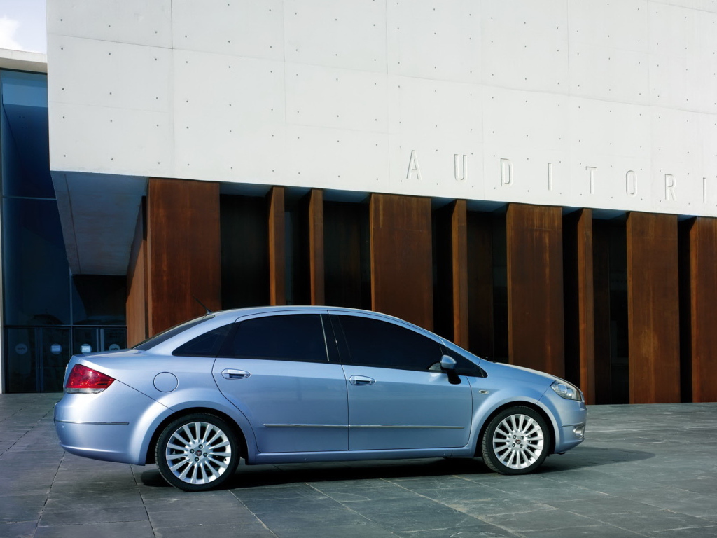 Фиат Линеа голубого цвета