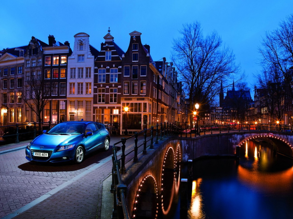 Хонда СR-Z в вечернем городе