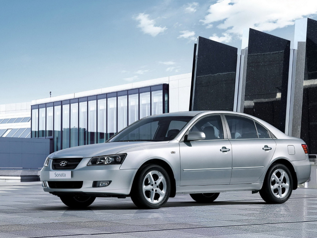 Хендай Соната на паркинге