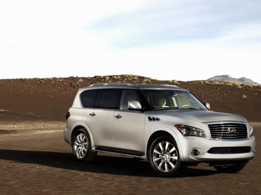 Инфинити QX в пустыне