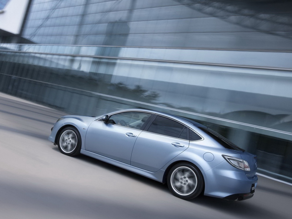 Мазда 6 в большом городе