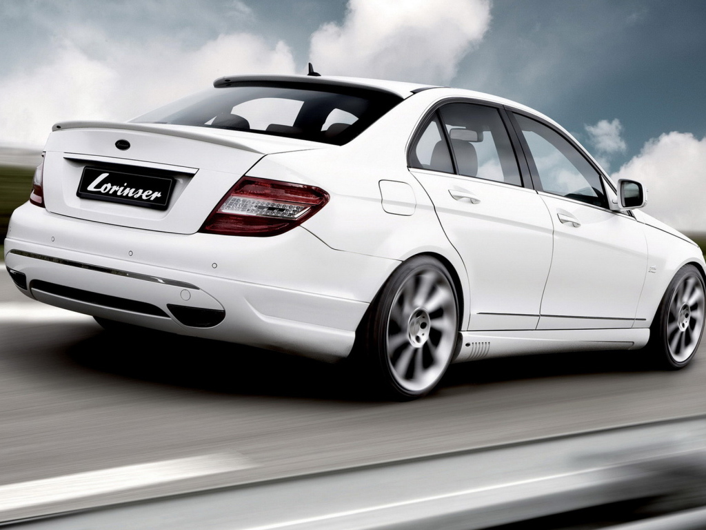 Мерседес Бенц С класс в белом цвете