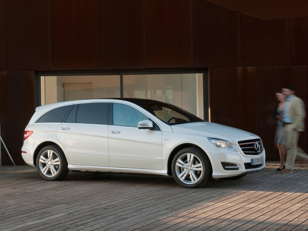 Мерседес Бенц Р класс дожидаясь начала движения