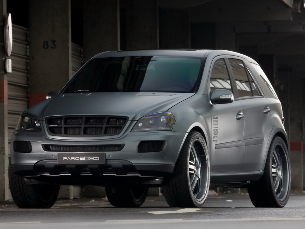 Мерседес Бенц МЛ 500 Ураниум в тени здания