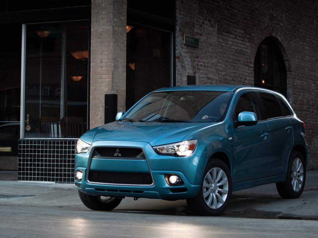 Митсубиши CUV выезжая на улицу