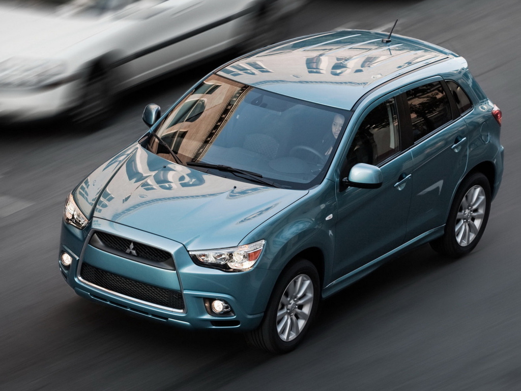 Митсубиши CUV движение по улице