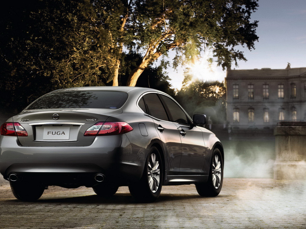 Nissan Fuga в загородном поместье