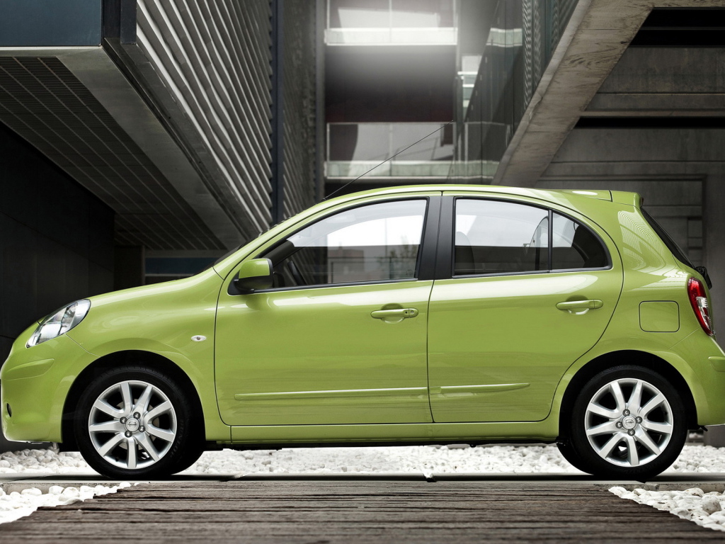 Ниссан Микра на паркинге