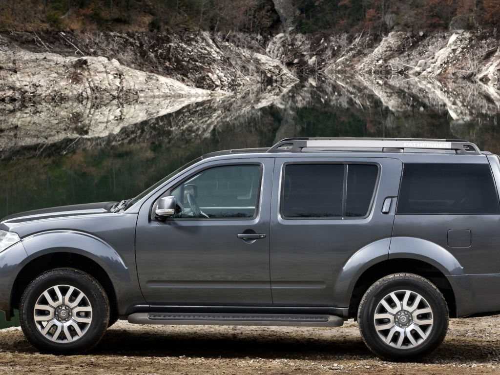 Ниссан Патфиндер возле озера