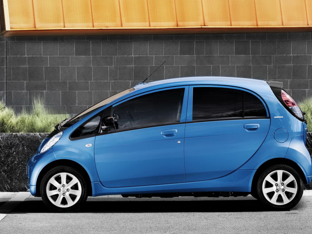 Маленький Пежо iOn 2011