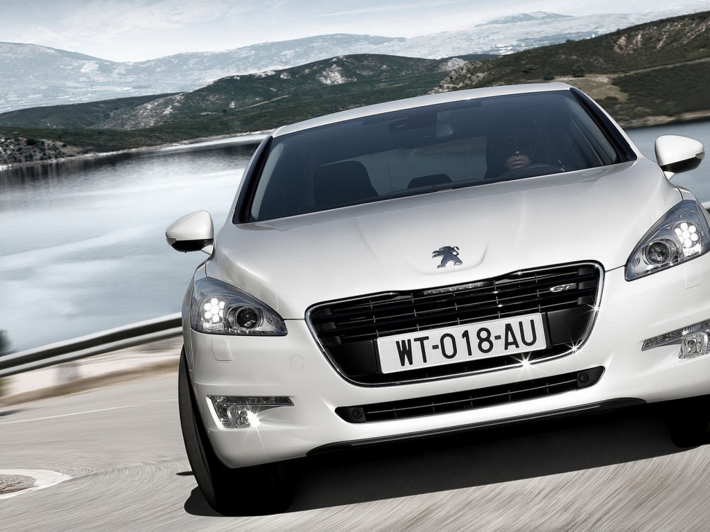 Белый Пежо 508