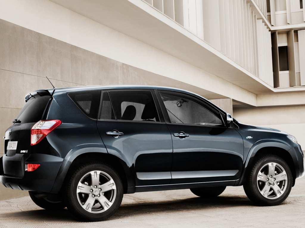 Тойота Рав 4 около здания