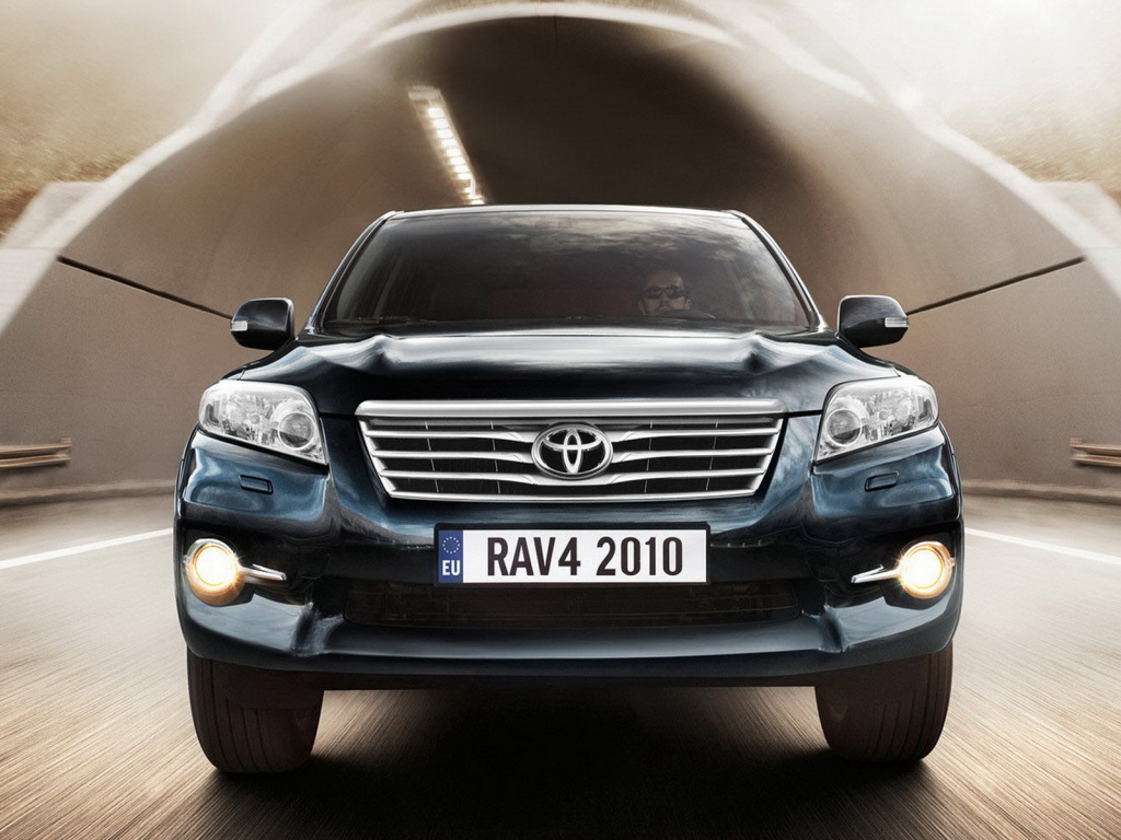Тойота РАВ 4 выезжая из туннеля