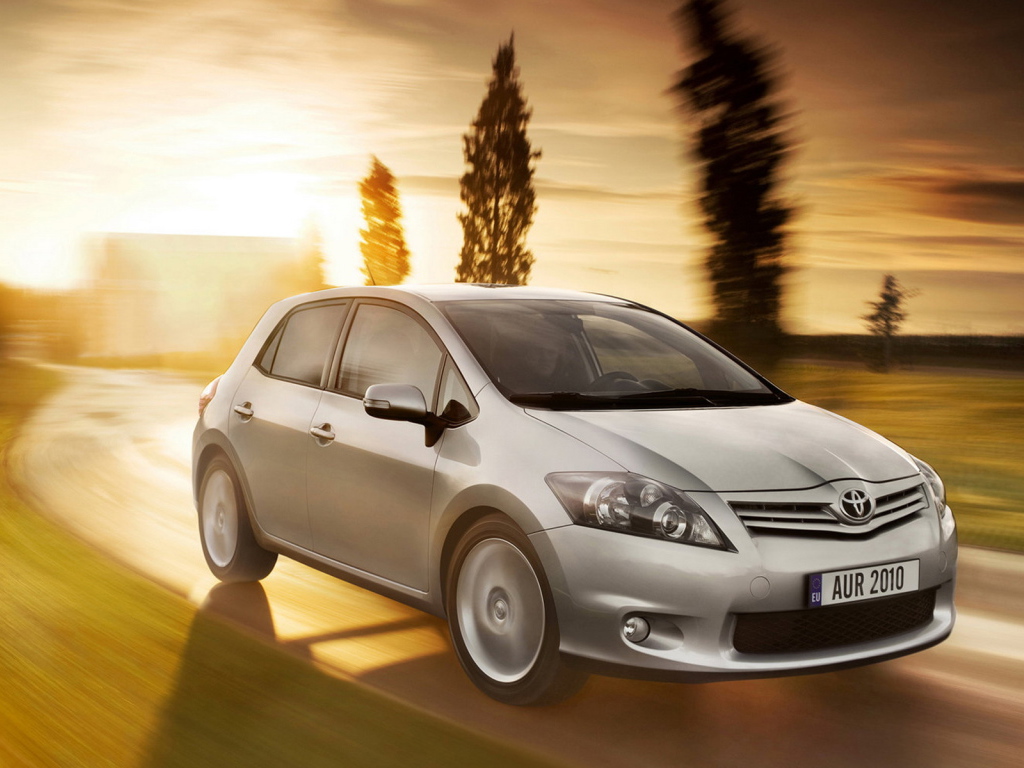 Тойота Аурис по дороге в пригороде