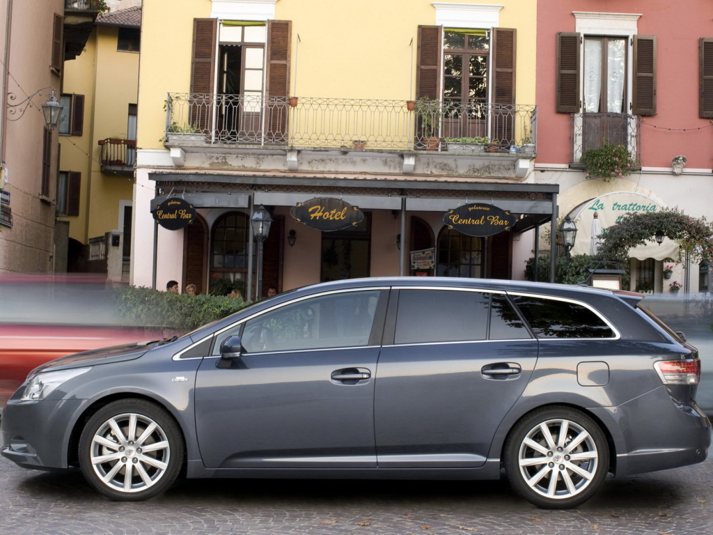 Тойота Авенсис Универсал