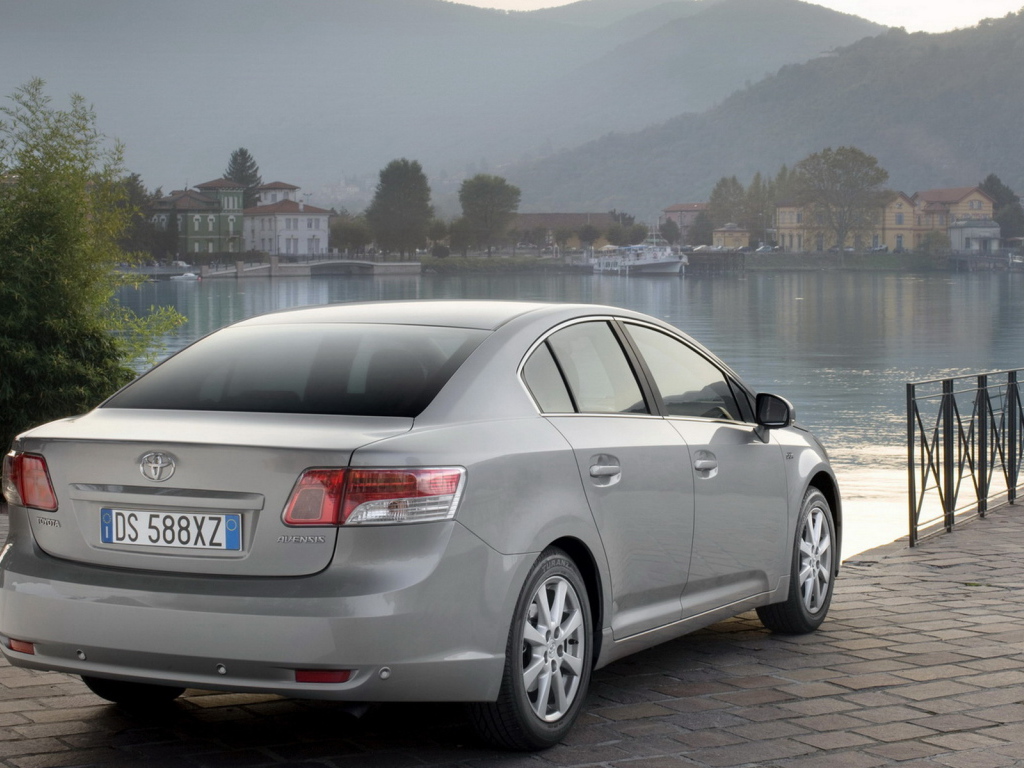 Тойота Авенсис на берегу реки