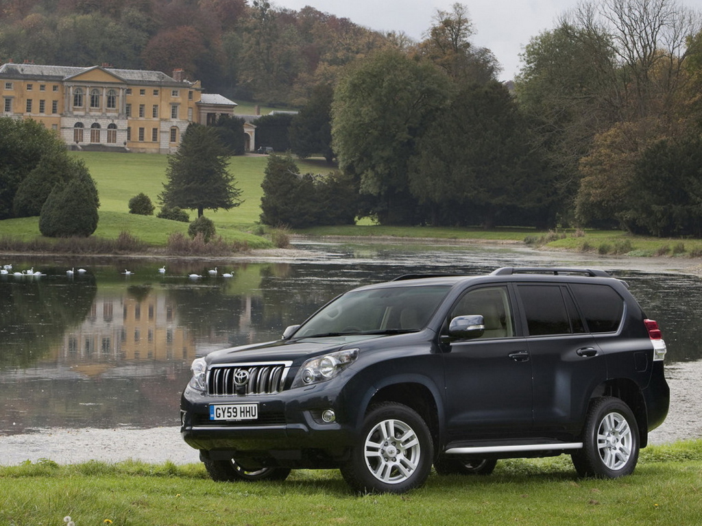 Тойота Ленд Крузер в саду