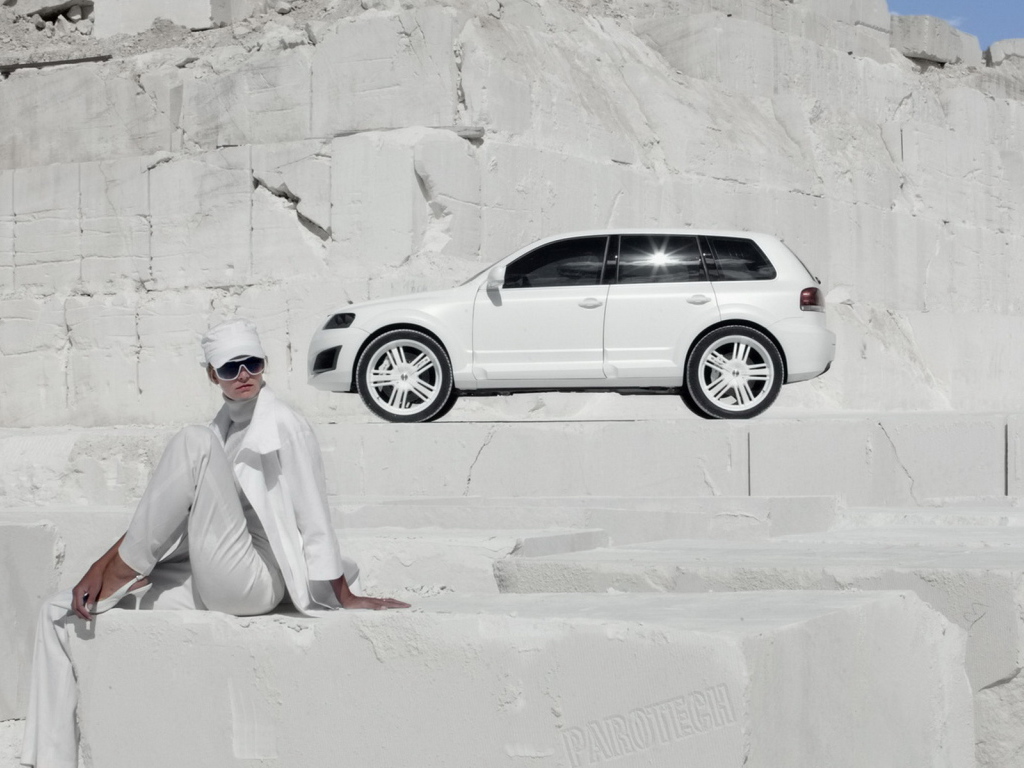 Parotech Sony Volkswagen Touareg среди каменных утесов