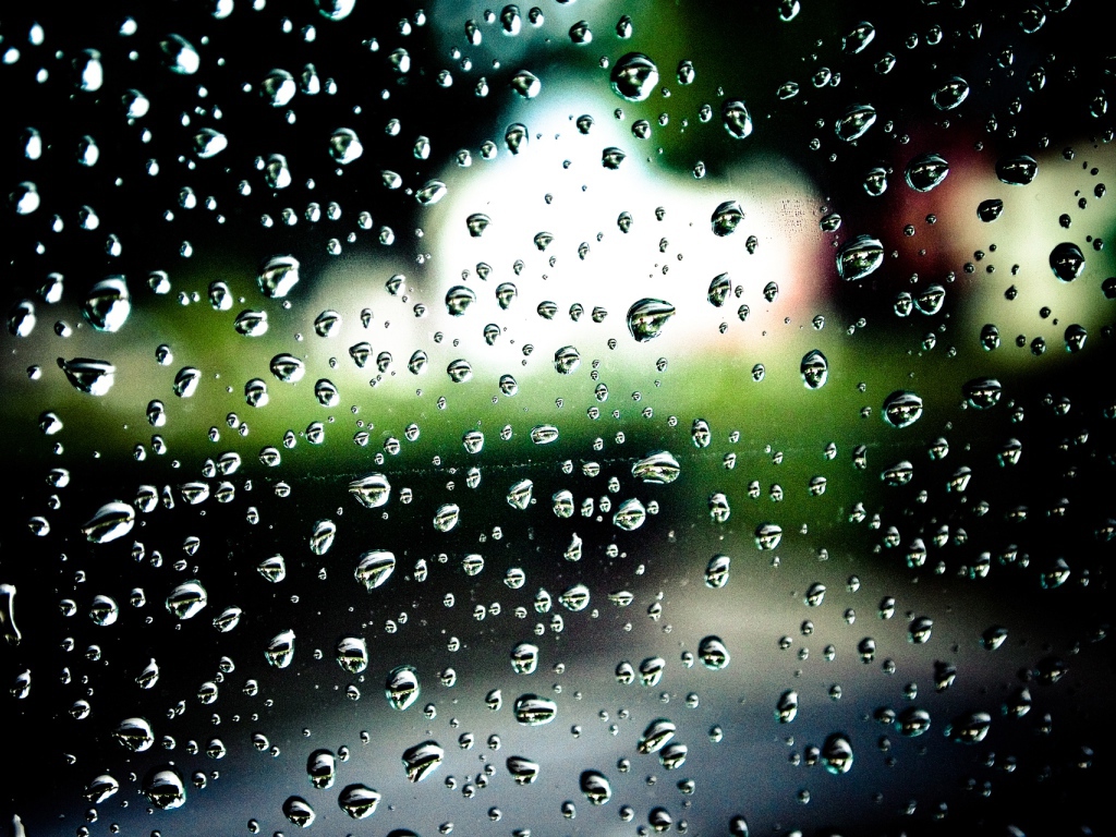 Дождевые капли на стекле