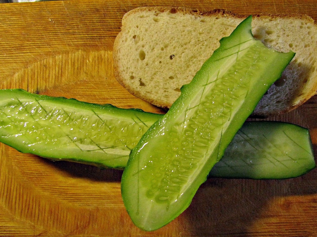 Хлеб с огурцом