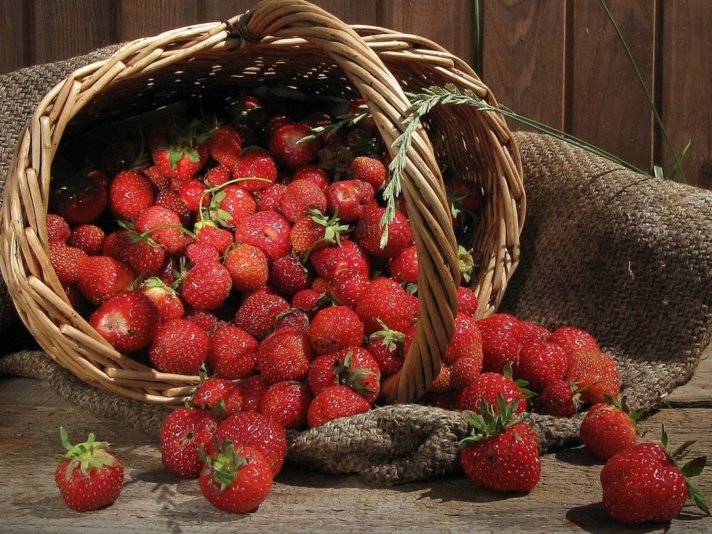 Корзинка клубники