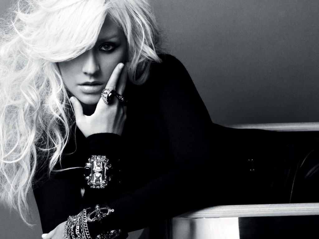 Кристина Агилера в черном