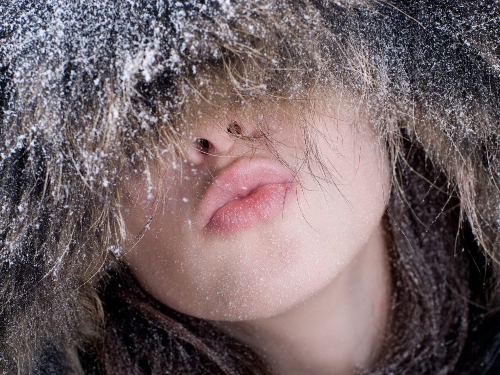 Девушка в капюшоне