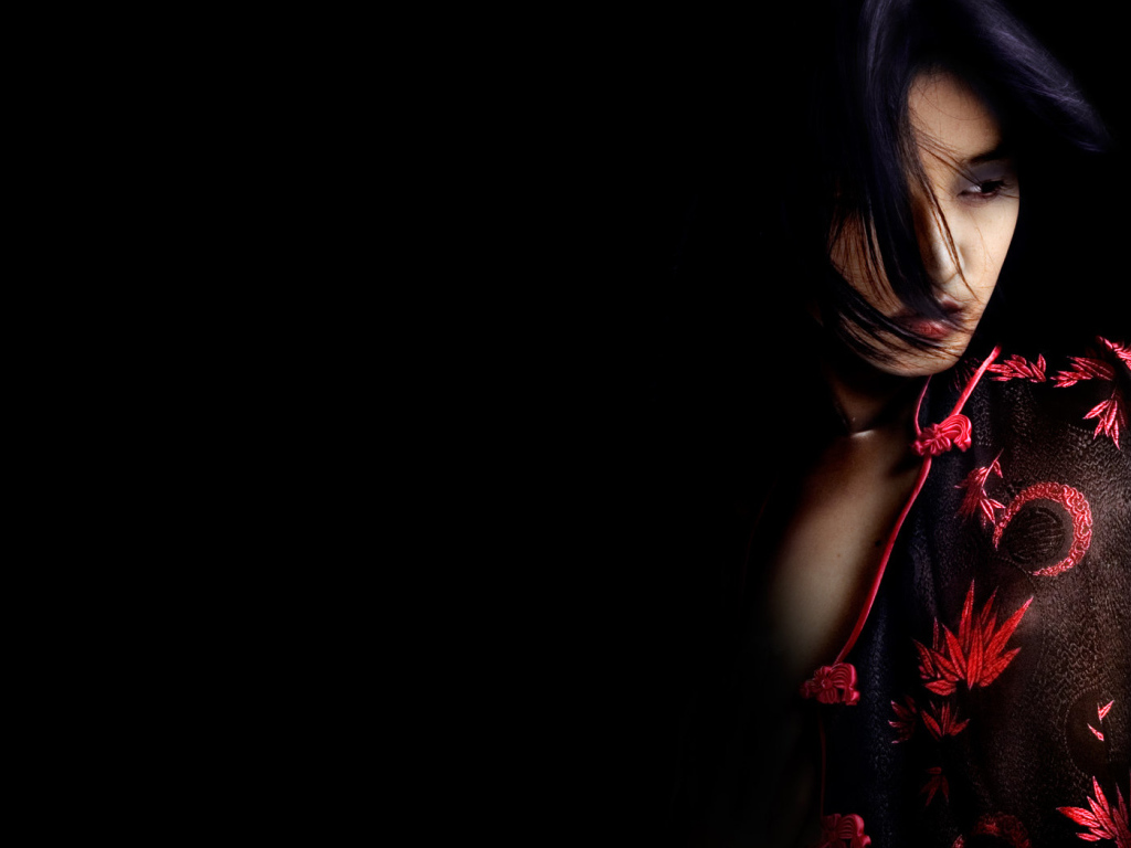 Красивая девушка в темноте