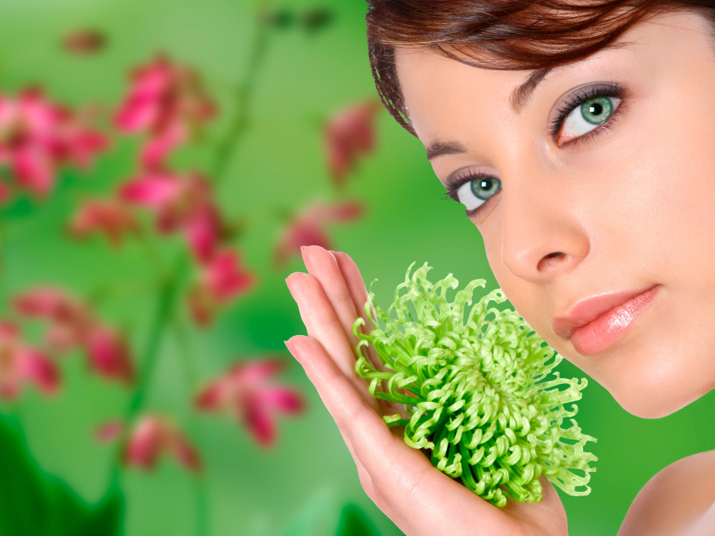 Девушка с необычным цветком