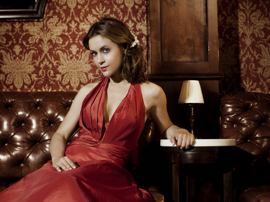 Алисса Милано на диване