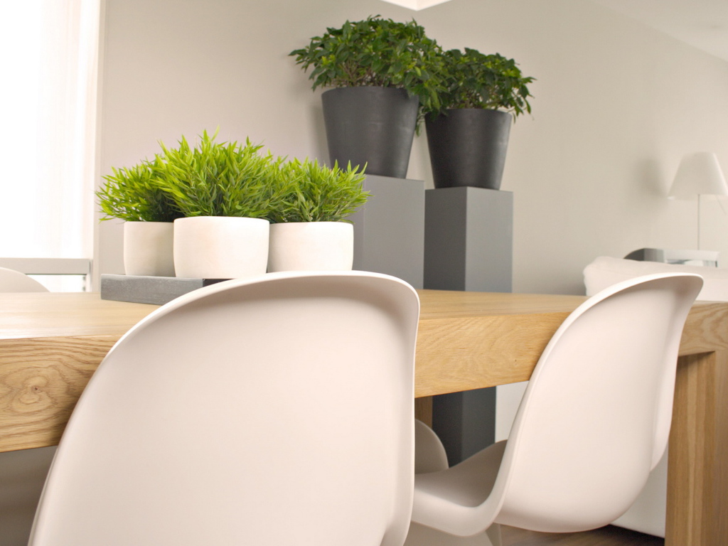 Стол в гостиной