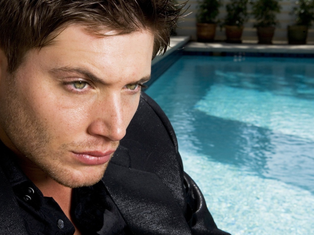 Красавец около бассейна