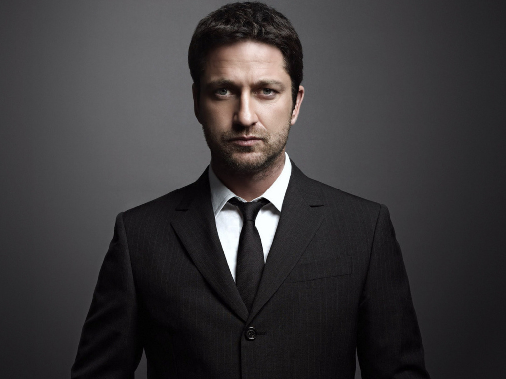 Джерард Батлер в костюме