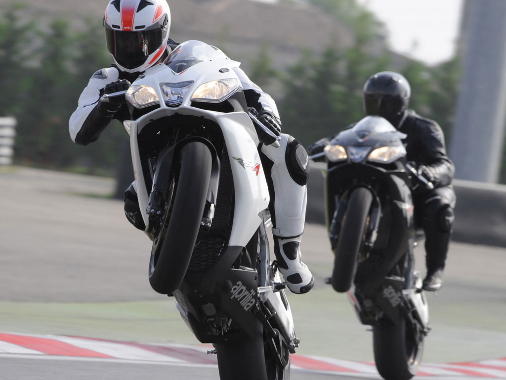 Априлиа RSV4 R на задних колесах